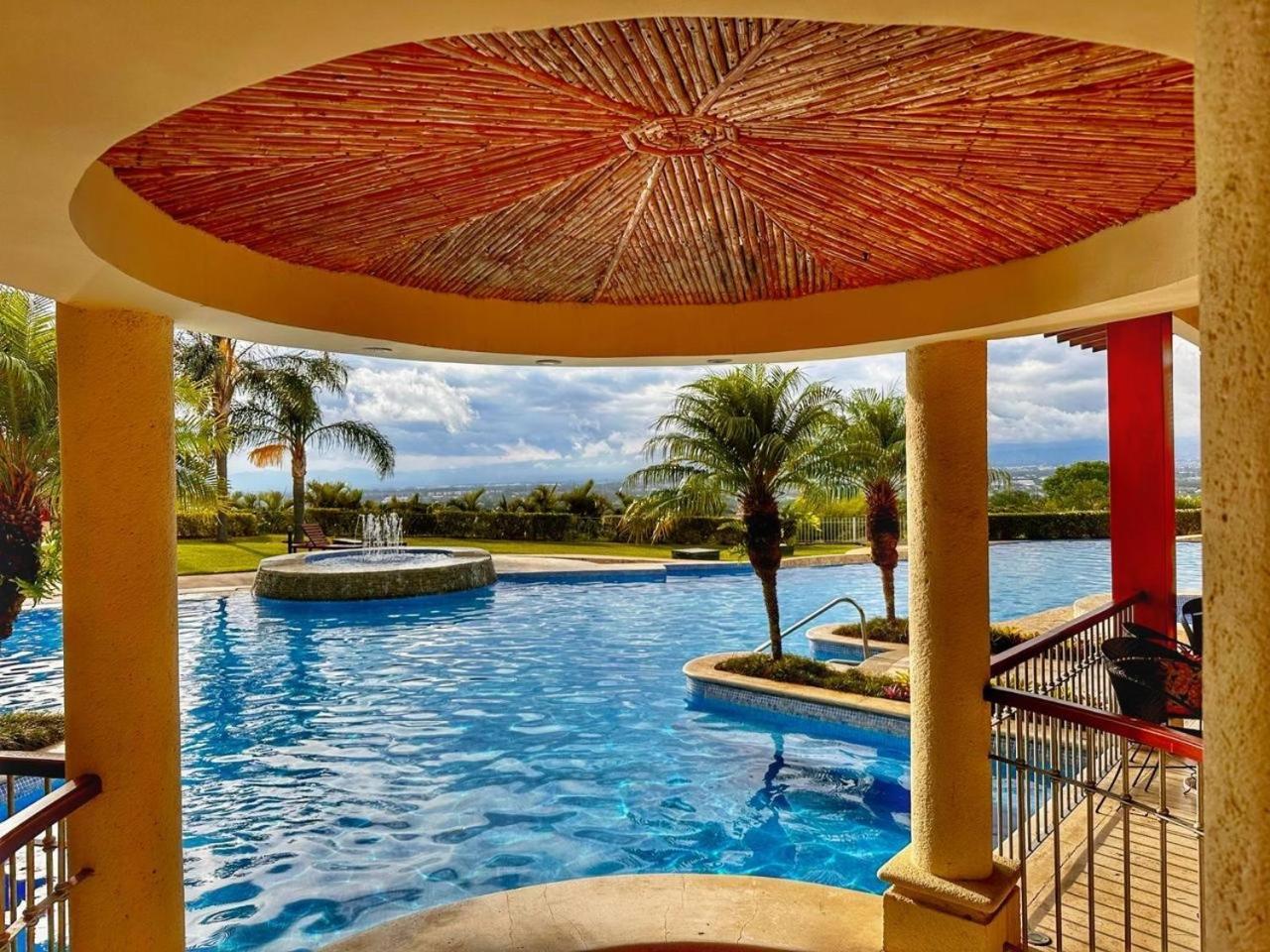 Cr Mariposa Rentals Lakeview Penthouse With Office Space, Pool, Gym, Tennis Santa Ana  Zewnętrze zdjęcie